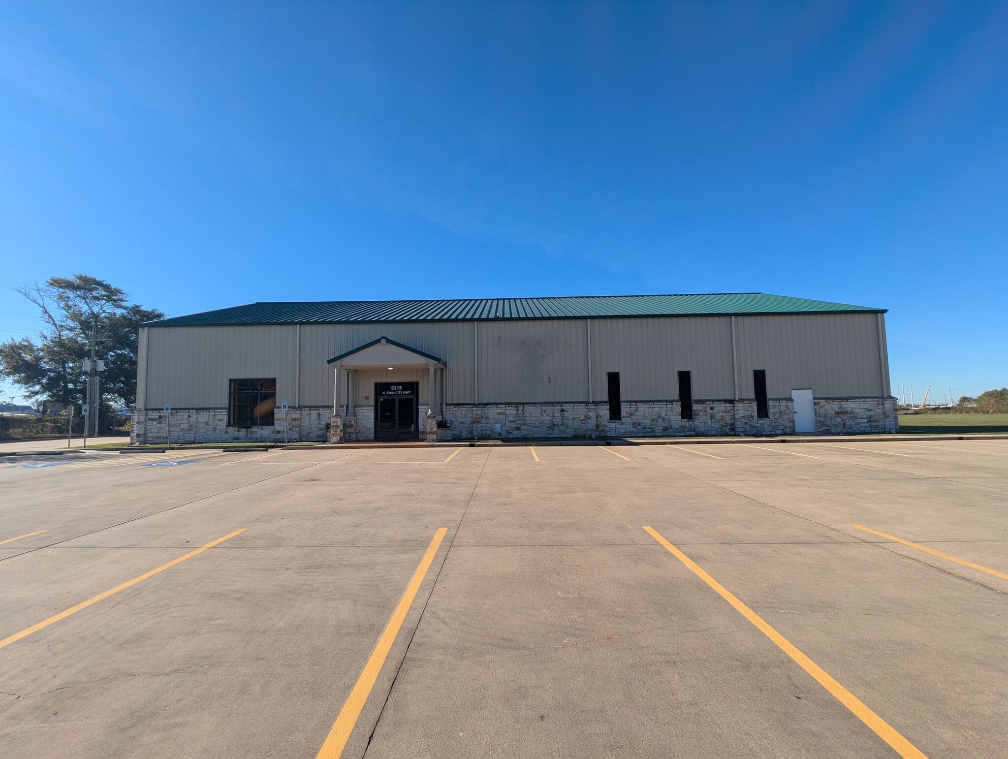 5315 N Twin City Hwy, Nederland, TX for lease Building Photo- Image 1 of 26