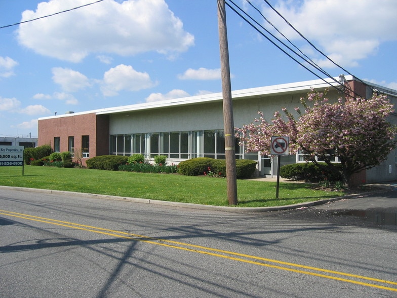 120 Commerce Rd, Carlstadt, NJ for lease - Building Photo - Image 1 of 3