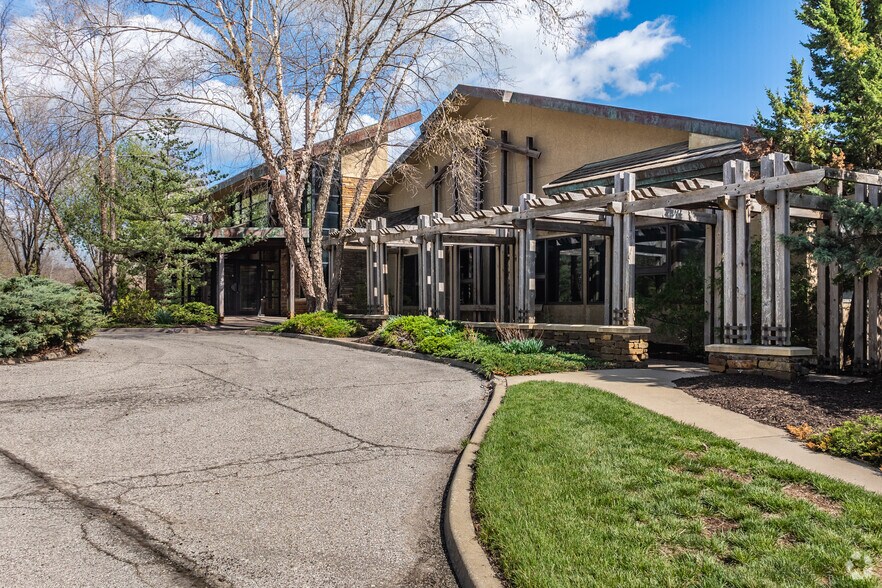 25055 W Valley Pky, Olathe, KS for sale - Building Photo - Image 3 of 13