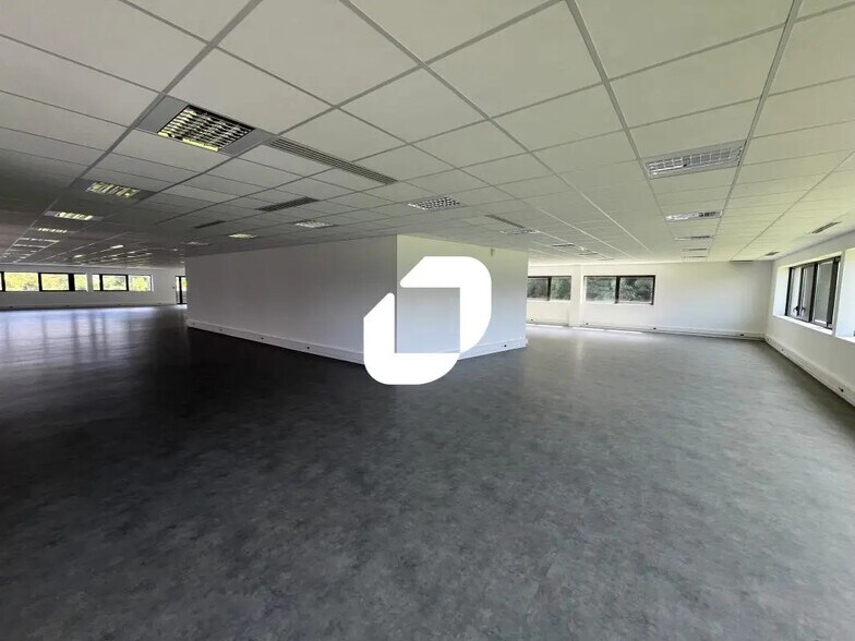 Office in Oignies for lease - Building Photo - Image 1 of 17