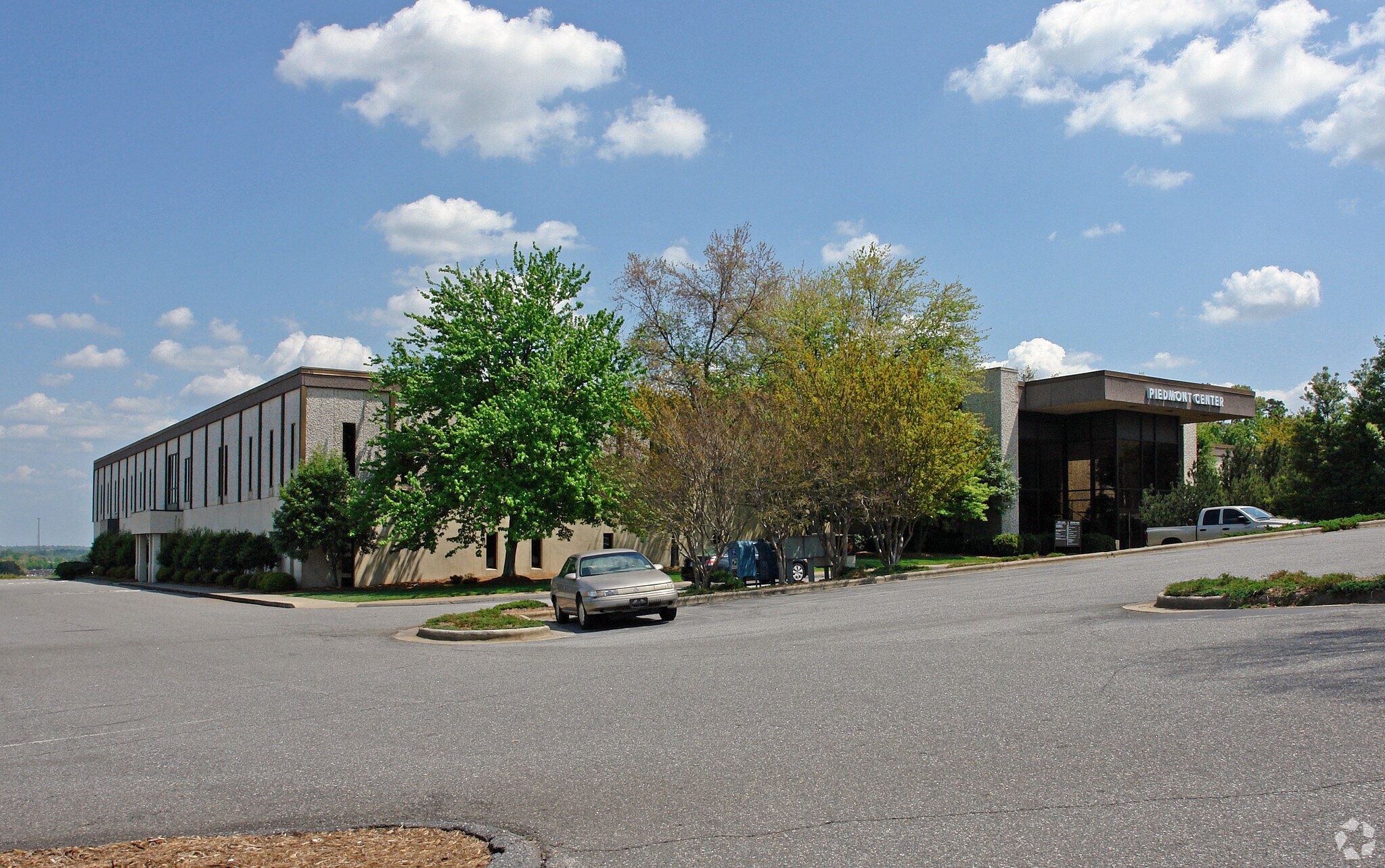 1375 Lenoir Rhyne Blvd SE, Hickory, NC for sale Primary Photo- Image 1 of 1