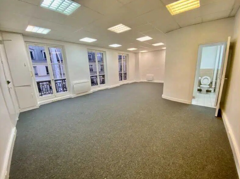 Office in Paris for lease Interior Photo- Image 1 of 6