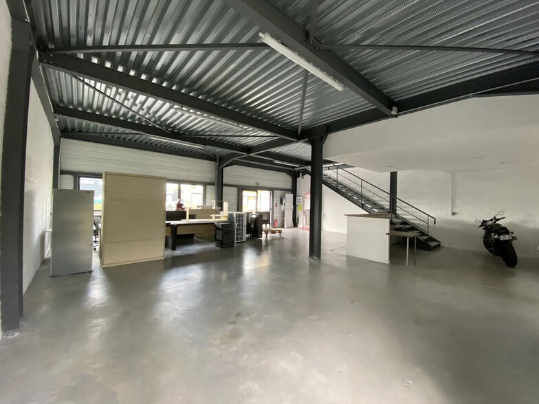 85 Rue Des Droits De L'Homme, Saint-André-de-Cubzac for lease - Interior Photo - Image 2 of 7