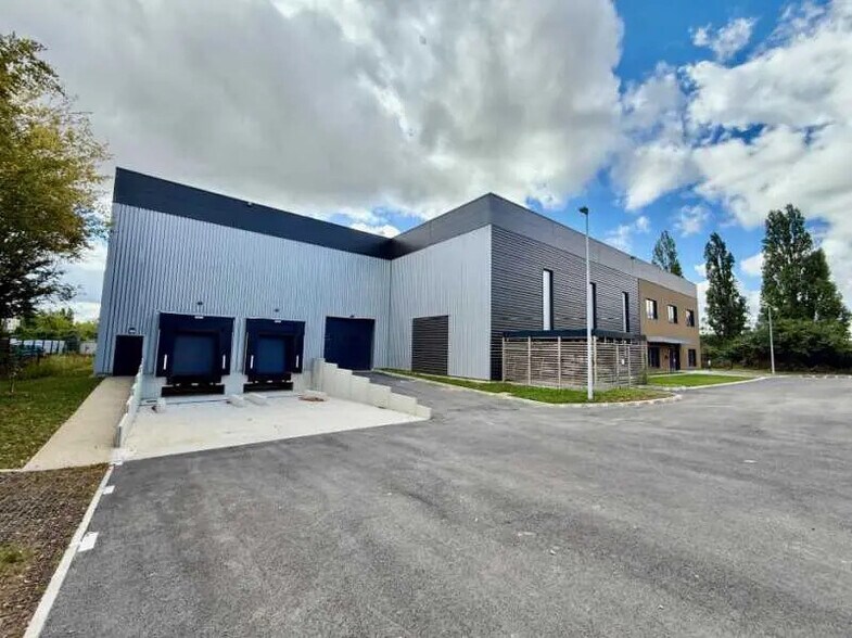 Office in Trappes for lease - Building Photo - Image 1 of 12