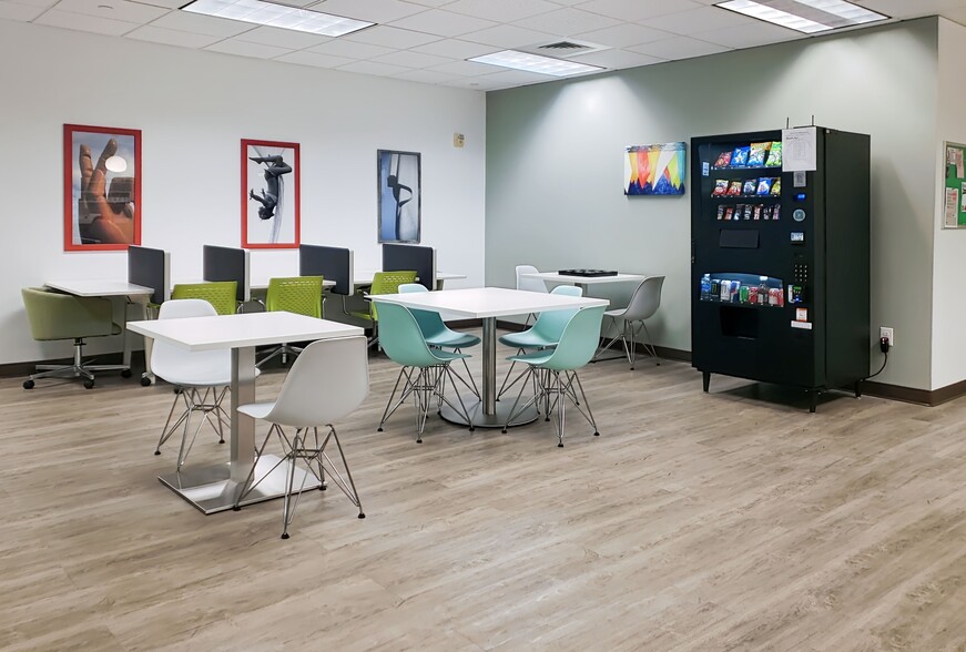 301 McCullough Dr, Charlotte, NC for lease - Interior Photo - Image 3 of 18