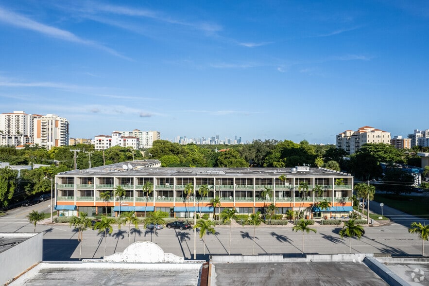 1111 Ponce de Leon Blvd, Coral Gables, FL for sale - Building Photo - Image 2 of 5