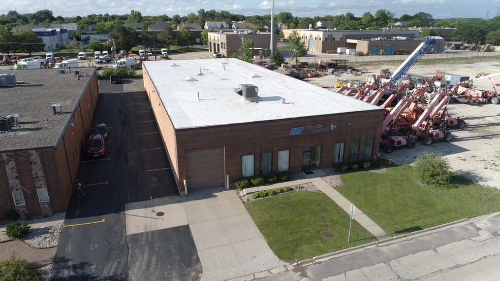 1351 Armour Blvd, Mundelein, IL for lease - Building Photo - Image 1 of 3