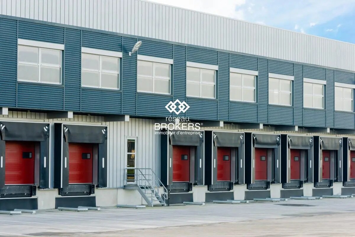 Flex in Le Broc for lease Building Photo- Image 1 of 2