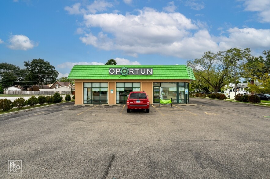 2000 W Grand Ave, Waukegan, IL for sale - Building Photo - Image 1 of 6