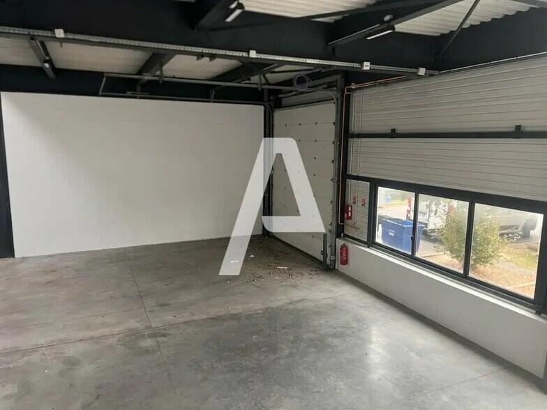 Flex in Lieusaint for lease - Interior Photo - Image 2 of 5