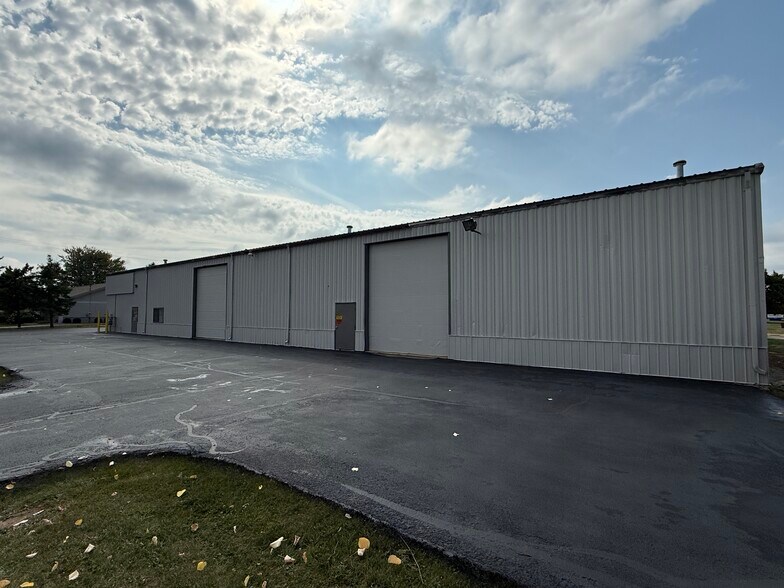 2927 N Roemer Rd, Appleton, WI for lease - Building Photo - Image 2 of 9