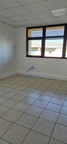 Office in Bron for lease - Interior Photo - Image 3 of 6