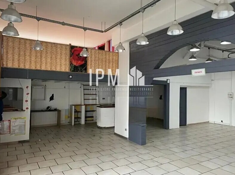 Retail in Hyères for lease - Interior Photo - Image 2 of 10