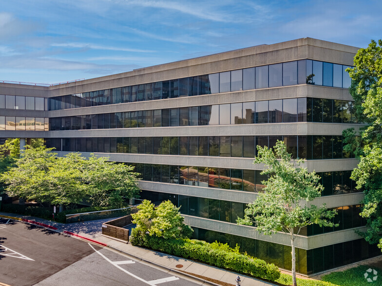 5901 Peachtree Dunwoody Rd NE, Atlanta, GA for sale - Building Photo - Image 1 of 1