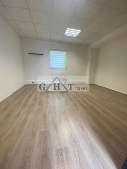 Office in Bonneuil-sur-Marne for lease - Interior Photo - Image 1 of 4