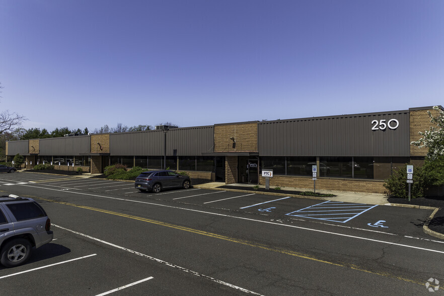 250 Corporate Ct, South Plainfield, NJ for lease - Primary Photo - Image 1 of 9