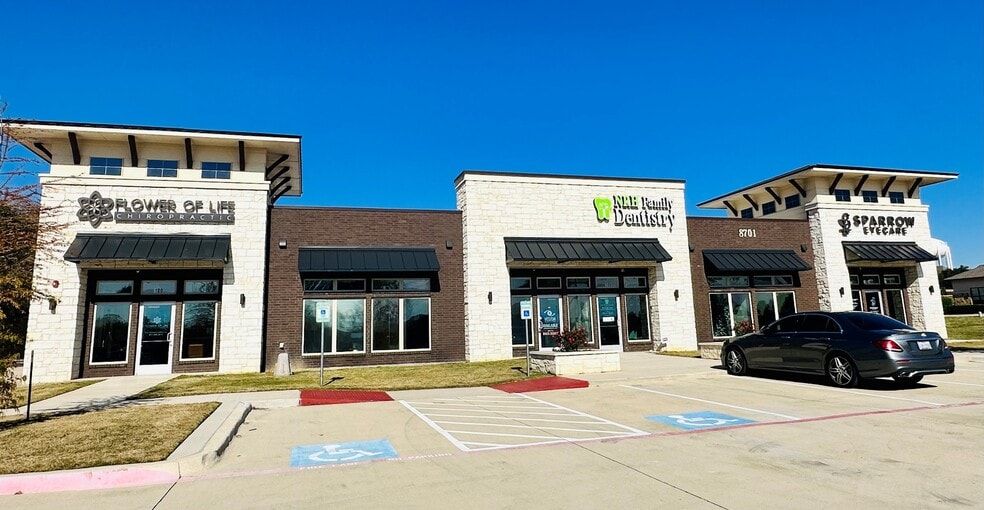 8713 N Tarrant Pky, North Richland Hills, TX for lease - Primary Photo - Image 2 of 4