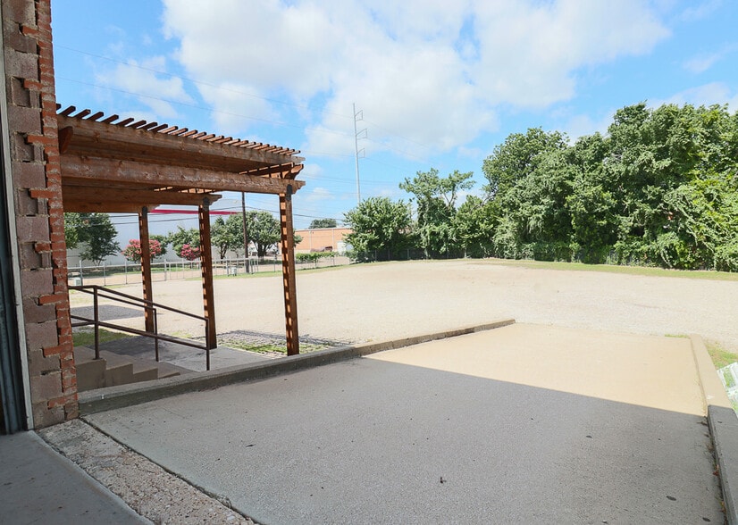 1915 Empire Central, Dallas, TX for lease - Building Photo - Image 2 of 20