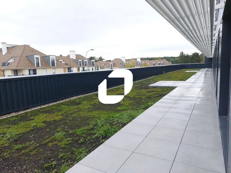 Office in Plaisir for lease - Building Photo - Image 2 of 12