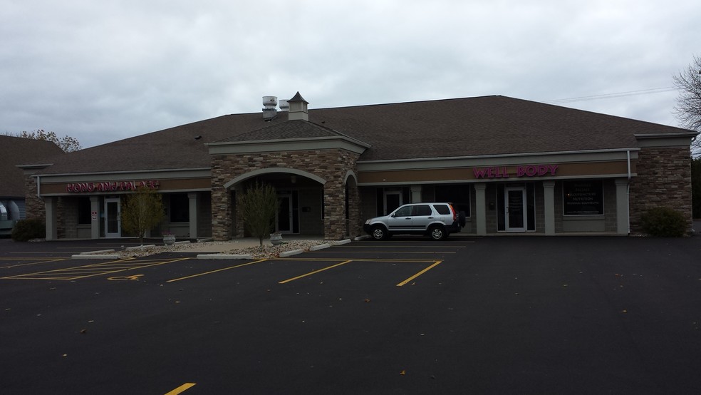 10040-10046 N Port Washington Rd, Mequon, WI for lease - Primary Photo - Image 1 of 1