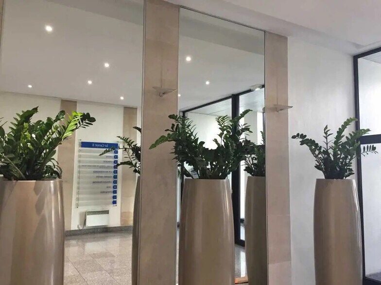 Office in Bagnolet for lease - Lobby - Image 2 of 10