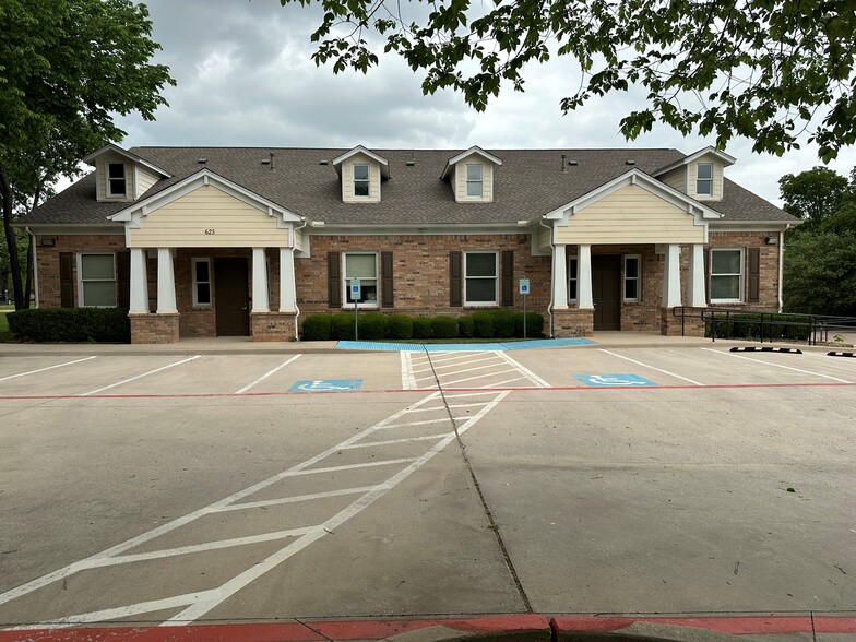 625 W College St, Grapevine, TX for lease - Building Photo - Image 1 of 34