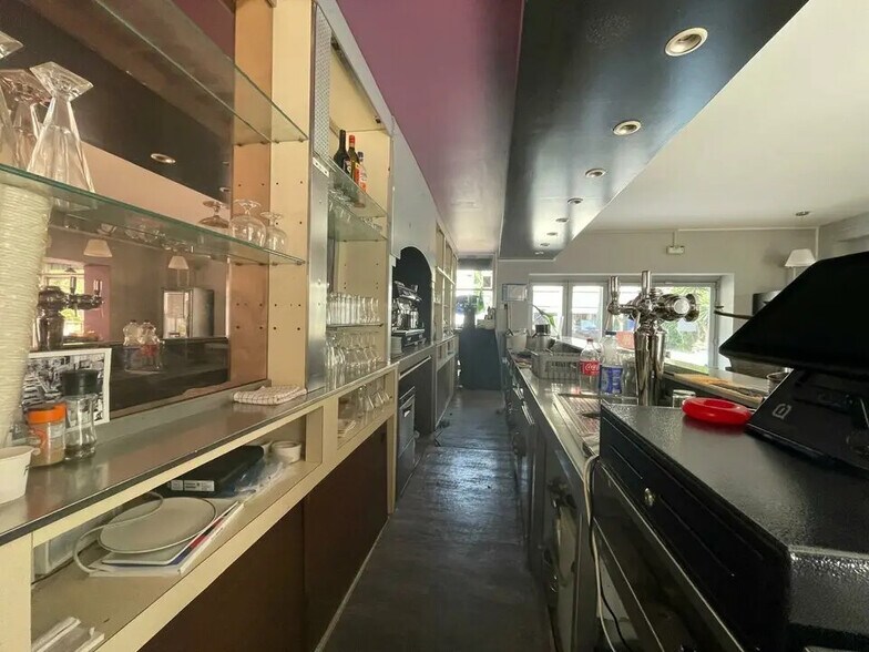 Retail in Vallauris for lease - Interior Photo - Image 3 of 8