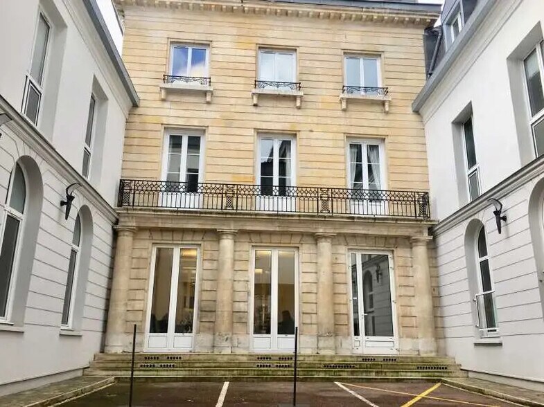 Office in Rouen for lease - Building Photo - Image 2 of 13