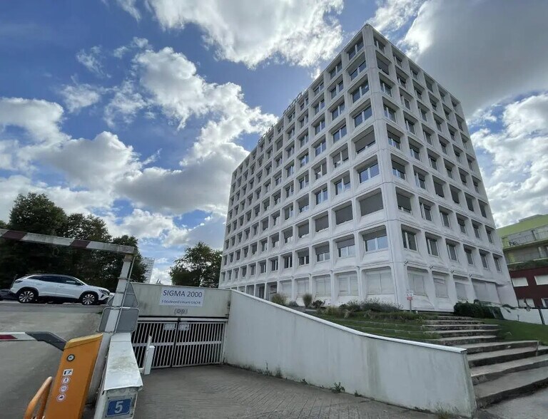 Office in Nantes for lease - Building Photo - Image 1 of 15