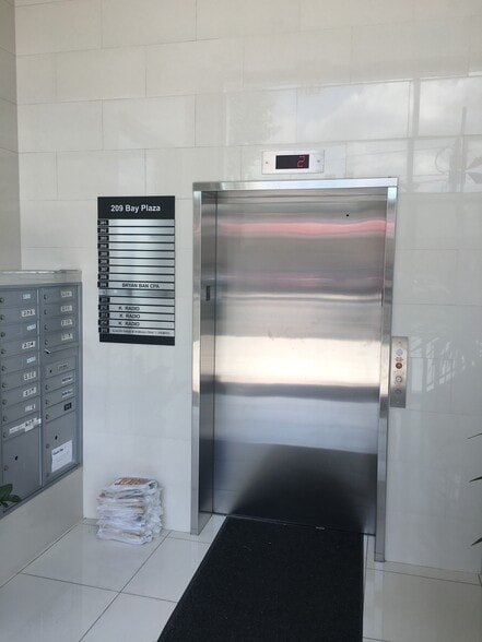 20925-20945 Northern Blvd, Bayside, NY for lease - Interior Photo - Image 2 of 5