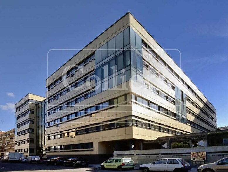 Office in Lyon for lease - Building Photo - Image 2 of 5