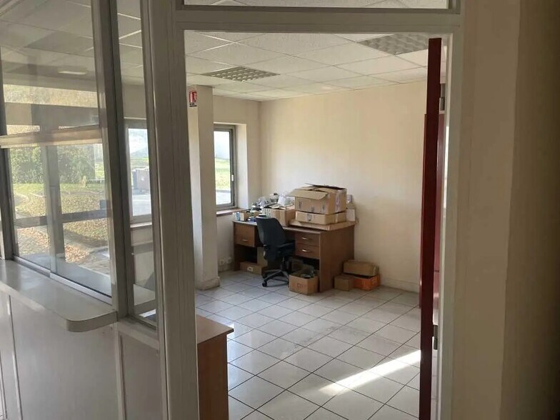 Flex in Therdonne for lease - Interior Photo - Image 3 of 19