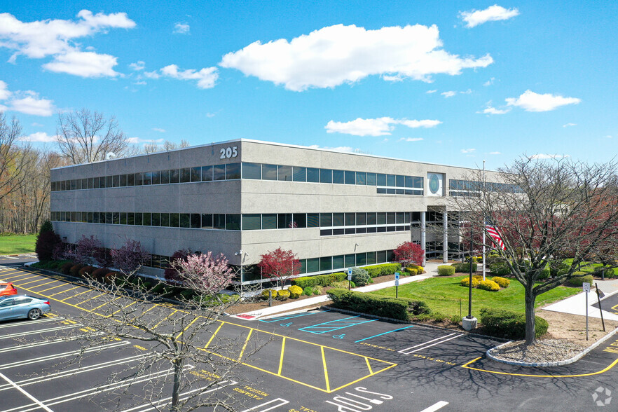 205 Robin Rd, Paramus, NJ for lease - Building Photo - Image 3 of 29