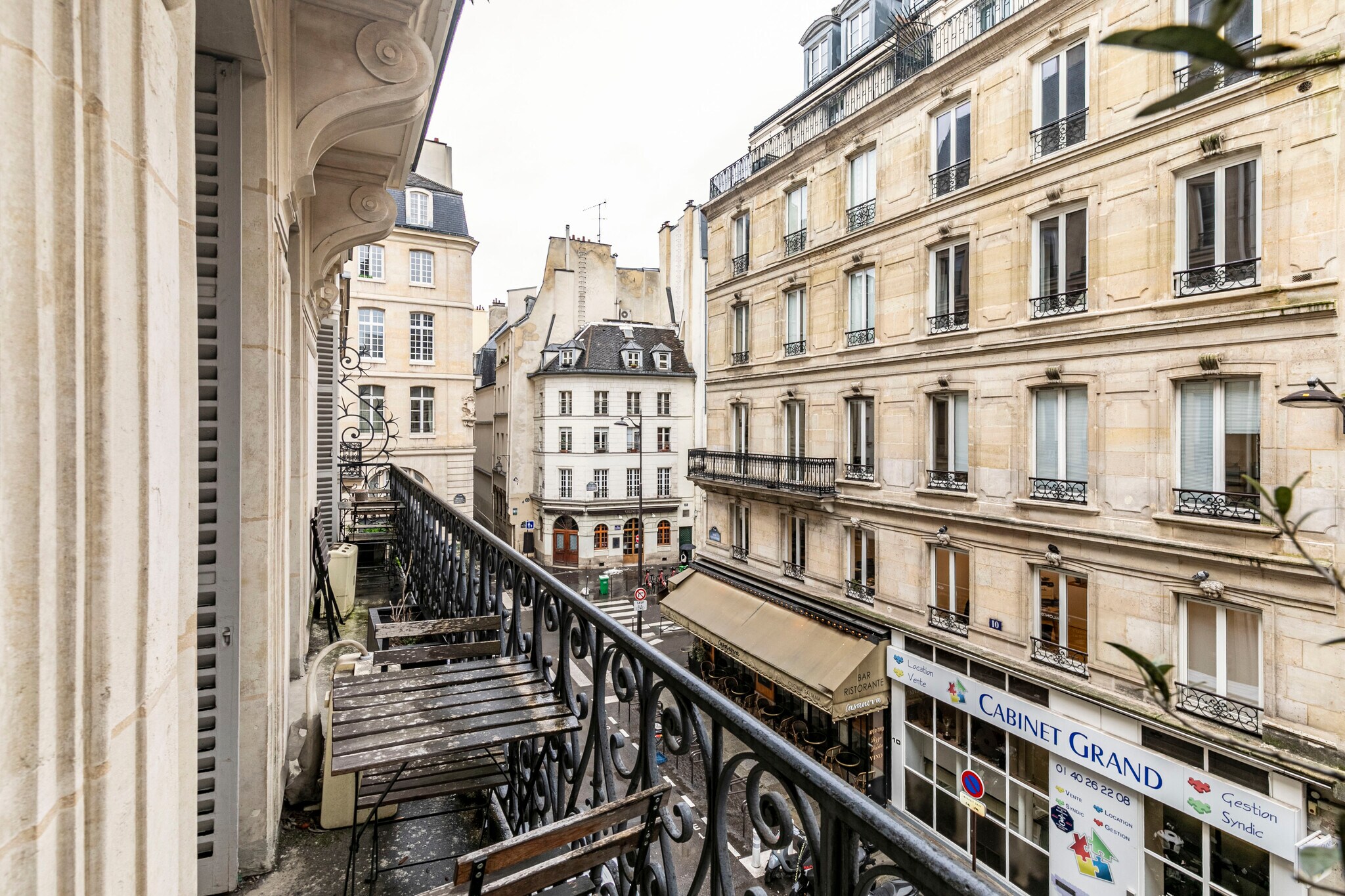 22 Avenue Victoria, Paris for lease Interior Photo- Image 1 of 8
