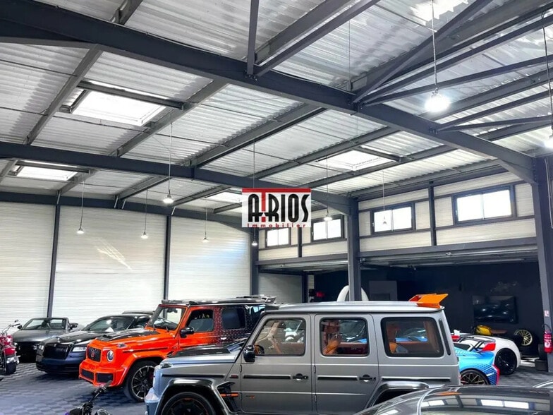 Retail in Hyères for lease - Interior Photo - Image 1 of 11