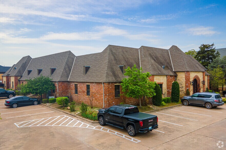 1218 E 9th St, Edmond, OK for lease - Primary Photo - Image 1 of 13