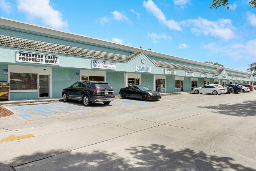 2381-2415 SE Dixie Hwy, Stuart, FL for sale - Building Photo - Image 1 of 3