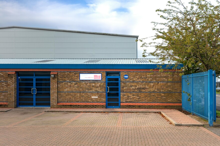 900-905 Yeovil Rd, Slough for lease - Building Photo - Image 1 of 9