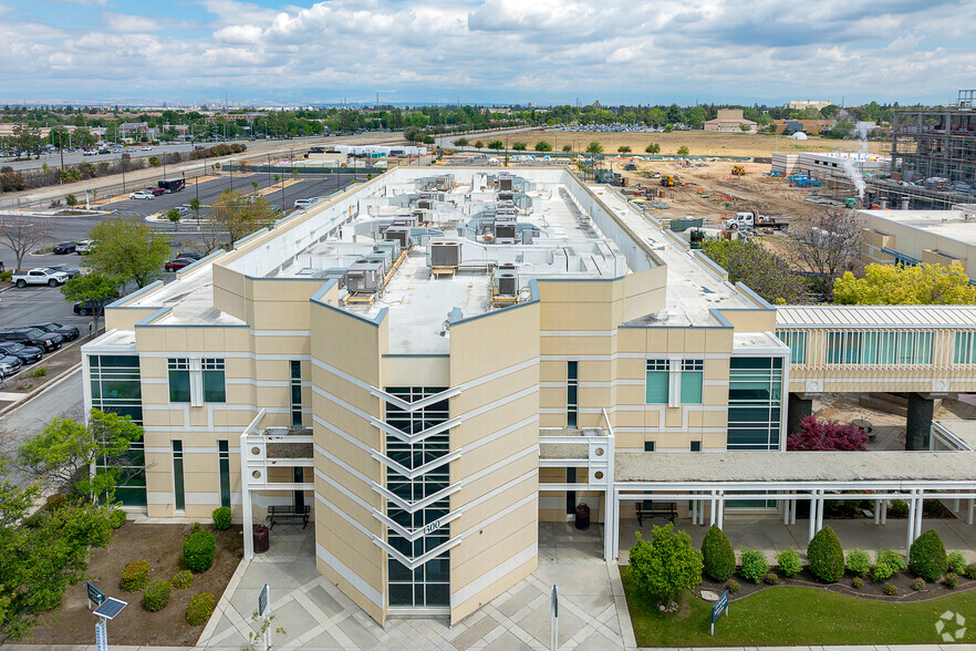 300 Old River Rd, Bakersfield, CA for lease - Building Photo - Image 3 of 10