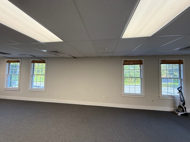 6 Cornwall Rd, Warren, CT for lease - Interior Photo - Image 2 of 8