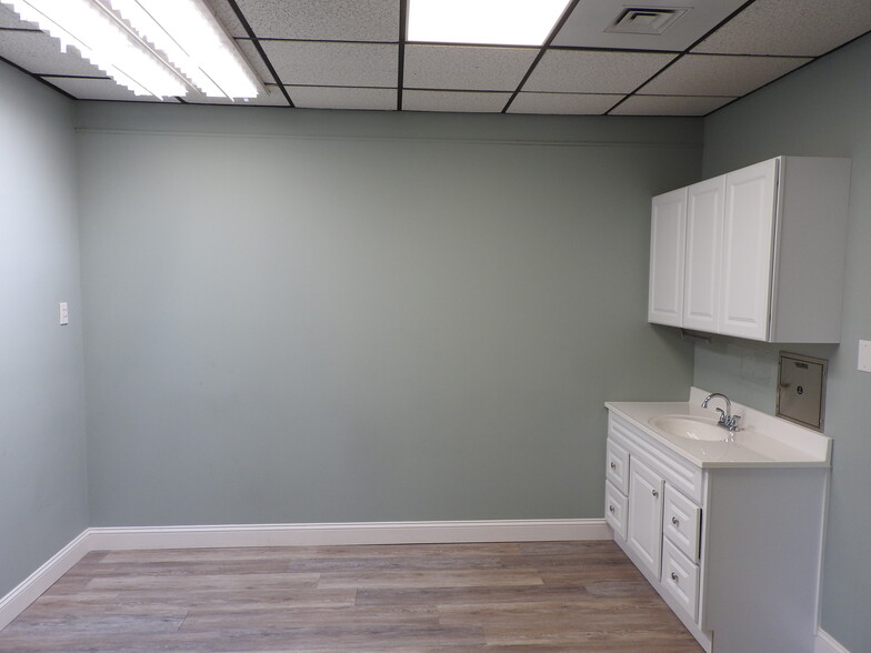 104 S Estes Dr, Chapel Hill, NC for lease - Interior Photo - Image 3 of 7