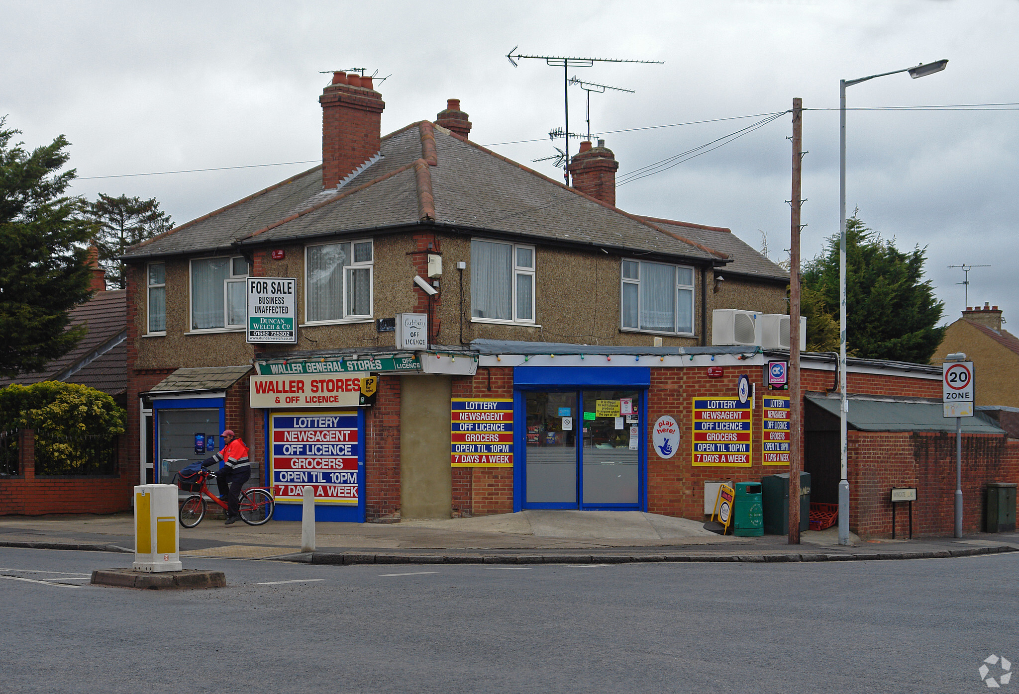 40 Waller Ave, Luton for sale Primary Photo- Image 1 of 3