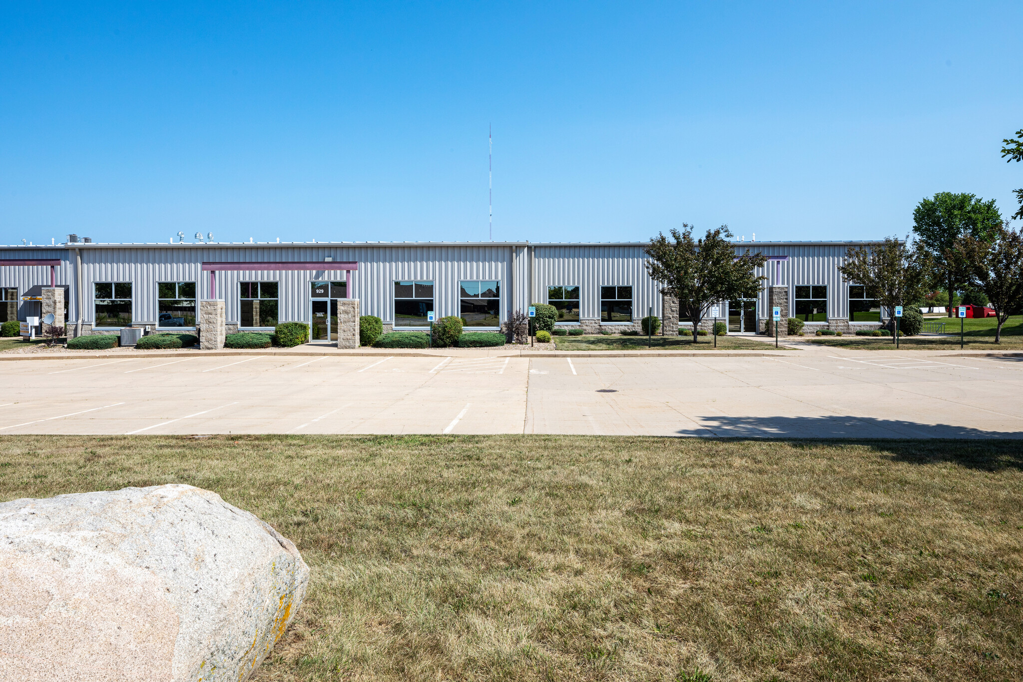 921-929 Marthas Way, Hiawatha, IA for sale Building Photo- Image 1 of 19