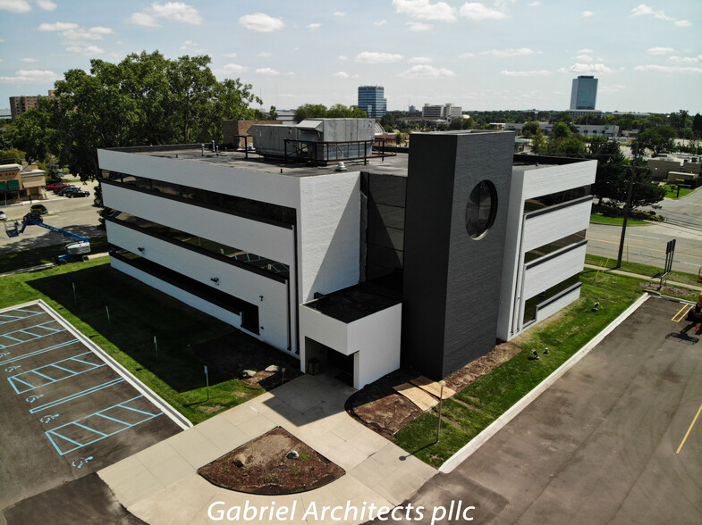 26206 W 12 Mile Rd, Southfield, MI for lease - Building Photo - Image 1 of 6