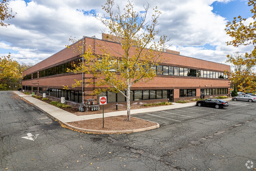 380 Russell St, Hadley, MA for lease - Building Photo - Image 3 of 8