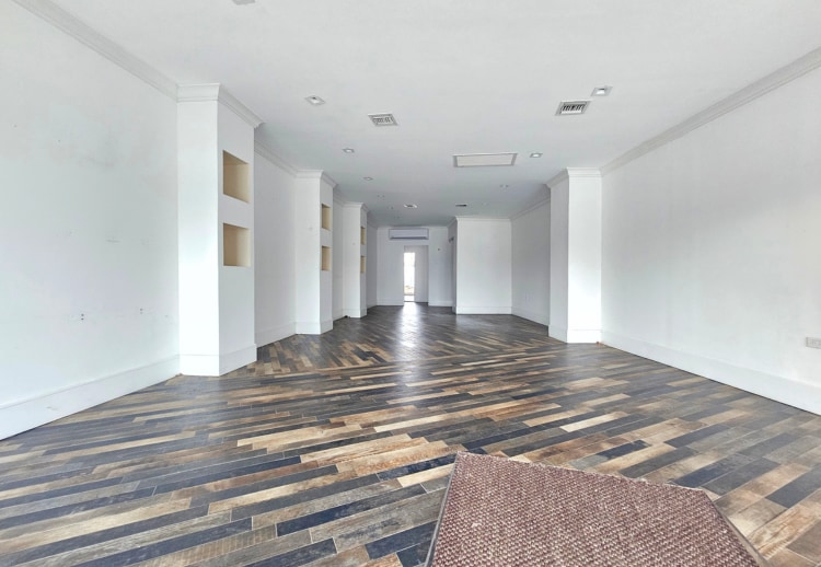 77 Jobs Ln, Southampton, NY for lease - Interior Photo - Image 3 of 15