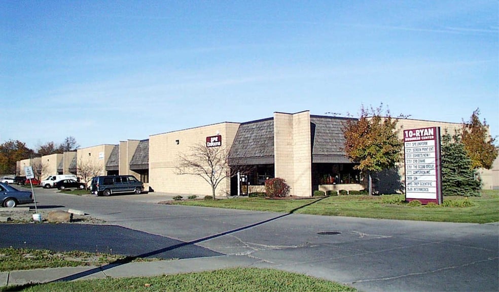 3689 E 10 Mile Rd, Warren, MI for lease - Building Photo - Image 3 of 8