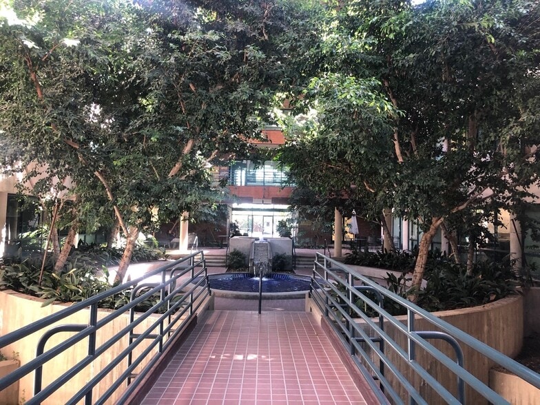 5001 E Commercenter Dr, Bakersfield, CA for lease - Building Photo - Image 2 of 3