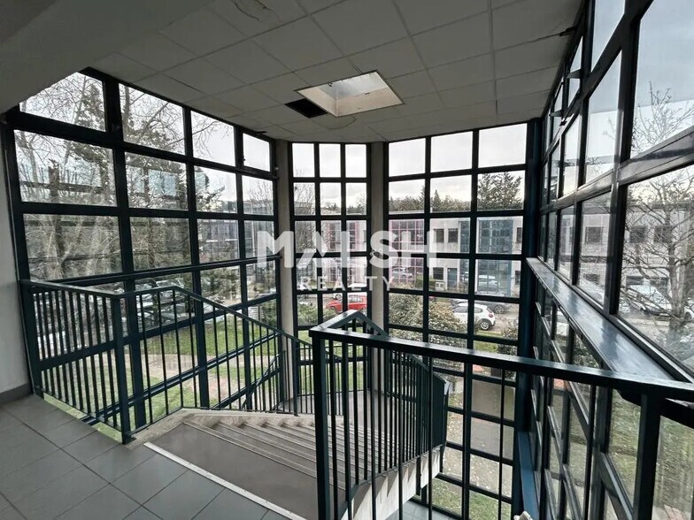 Office in Saint-Genis-Laval for sale - Lobby - Image 1 of 8