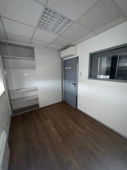 Office in Montauban for lease - Interior Photo - Image 2 of 17